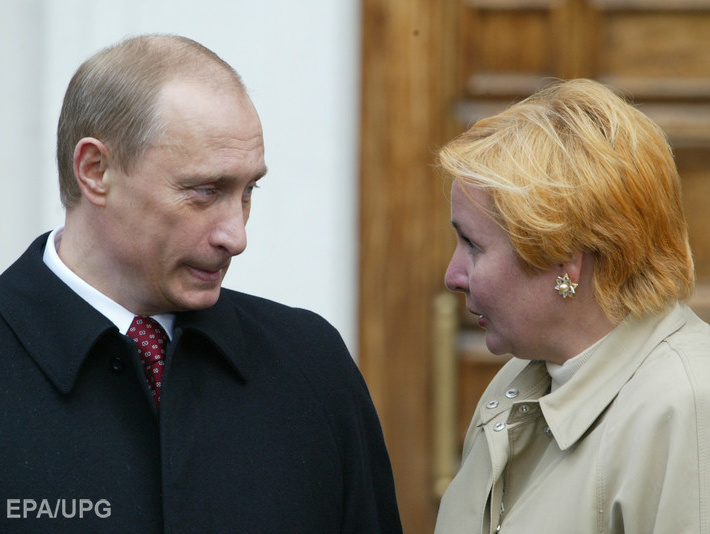 Песков отказался говорить о личной жизни экс-супруги Путина
