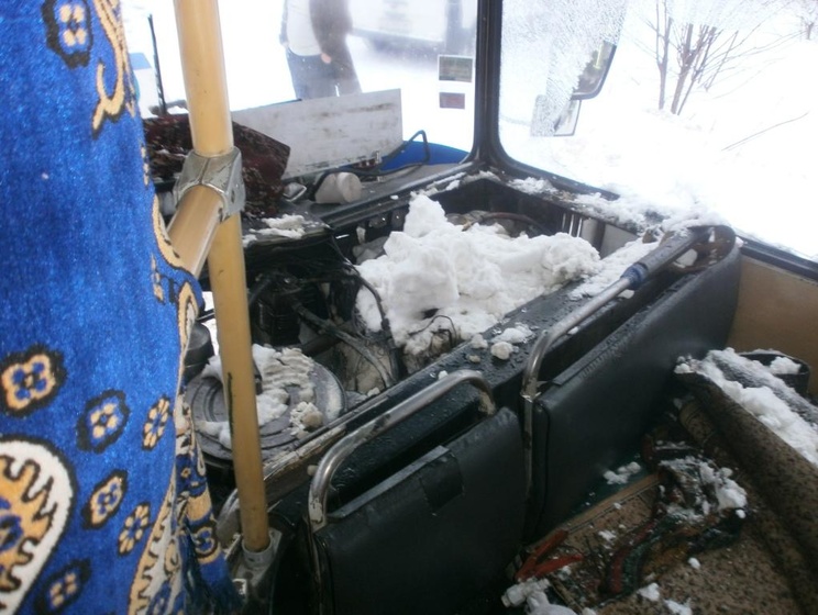 В Черкасской области на ходу загорелся автобус, 40 пассажиров оказались заблокированы в салоне
