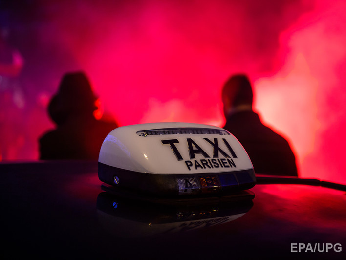 Полиция Парижа арестовала 20 участников забастовки таксистов