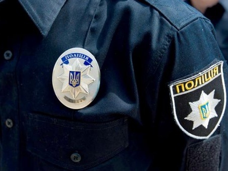 В Полтавской области группа молодых людей напала на полицейских и пыталась отнять табельное оружие