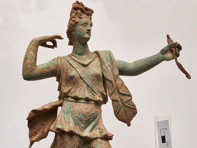 На Крите нашли уникальные скульптуры античных богов