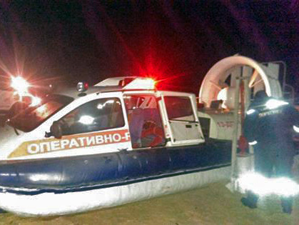 На Каховском водохранилище спасатели эвакуировали супругов, оказавшихся на дрейфующей льдинe
