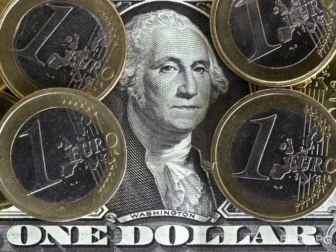 Курс гривны к доллару и евро упал до 11-месячного минимума