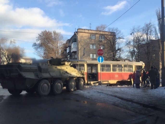 В Днепропетровске БТР столкнулся с трамваем
