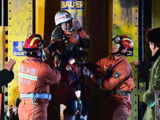 В Китае спасатели освободили четверых шахтеров, которые провели под завалами 36 дней