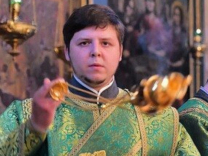 В России пьяный дьякон с битой ворвался в евангельскую церковь: Я никого бить не собирался. Думал, меня будут бить. Видео