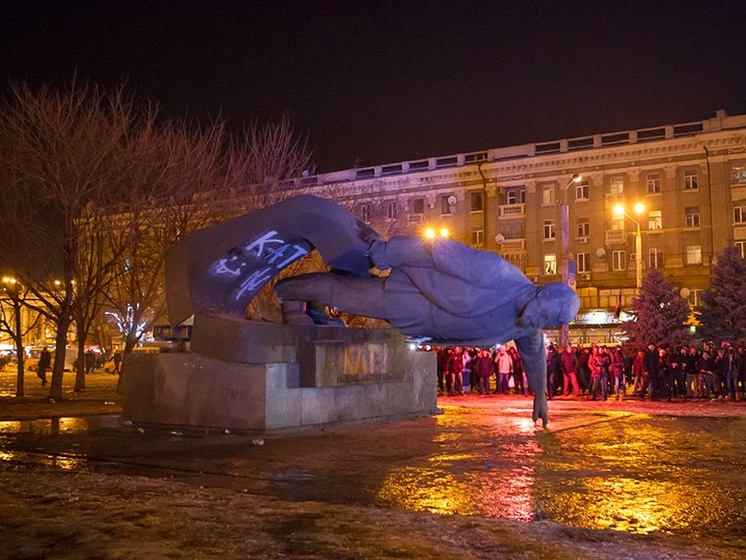 Нацполиция: Участники сноса памятника Петровскому в Днепропетровске хотели свалить и памятник Калинину