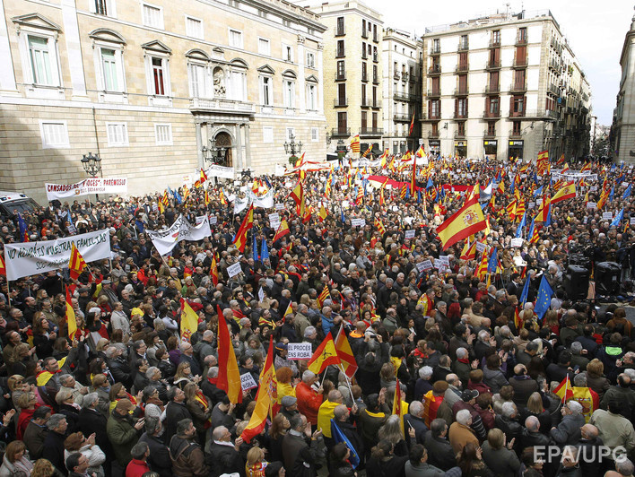 В Барселоне прошла многотысячная манифестация противников независимости Каталонии
