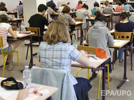 Минобразования предлагает крымским школьникам получить украинский аттестат в Международной украинской школе