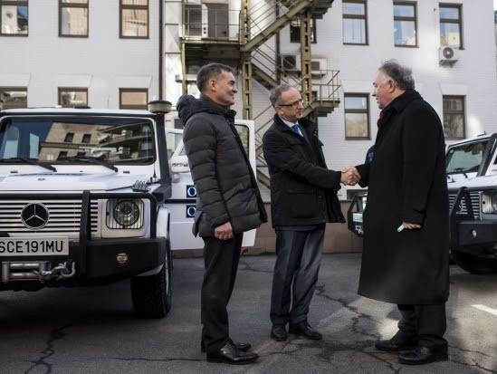 Евросоюз передал мониторинговой миссии ОБСЕ в Украине 20 бронированных автомобилей Mercedes G-класса