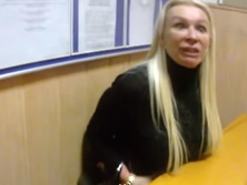 В Киеве задержанная блондинка сломала стол в отделении полиции: Моя сумочка стоит больше, чем все ваше отделение. Видео