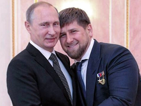 В своем Instagram Кадыров регулярно клянется в преданности Путину. Этот снимок глава Чечни сопроводил текстом: "Уважаемый Владимир Владимирович, мы ваша пехота, готовая выполнить приказ любой сложности и важности в любой точке земного шара!"