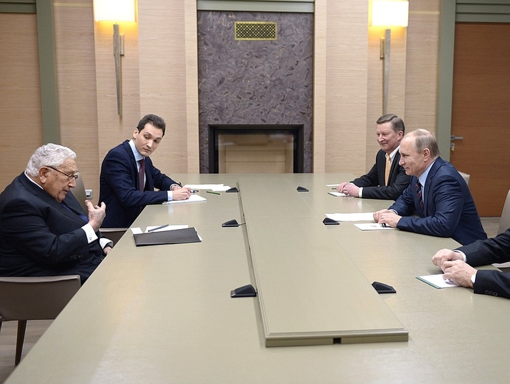 Киссинджер после встречи с Путиным: Украина должна стать мостом между Россией и Западом