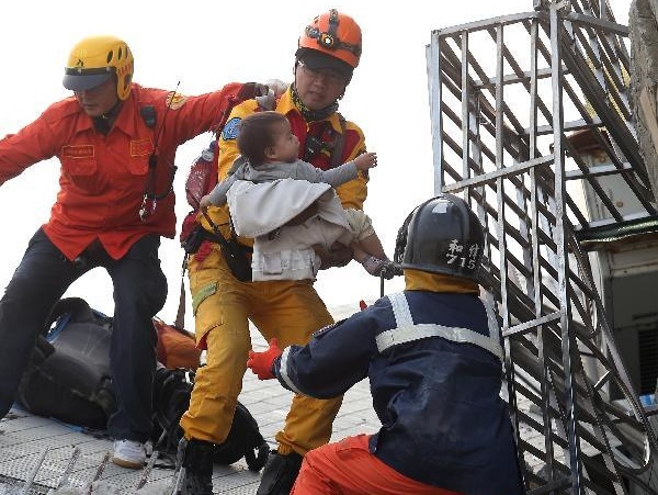 Жертвами мощного землетрясения на Тайване стали пять человек