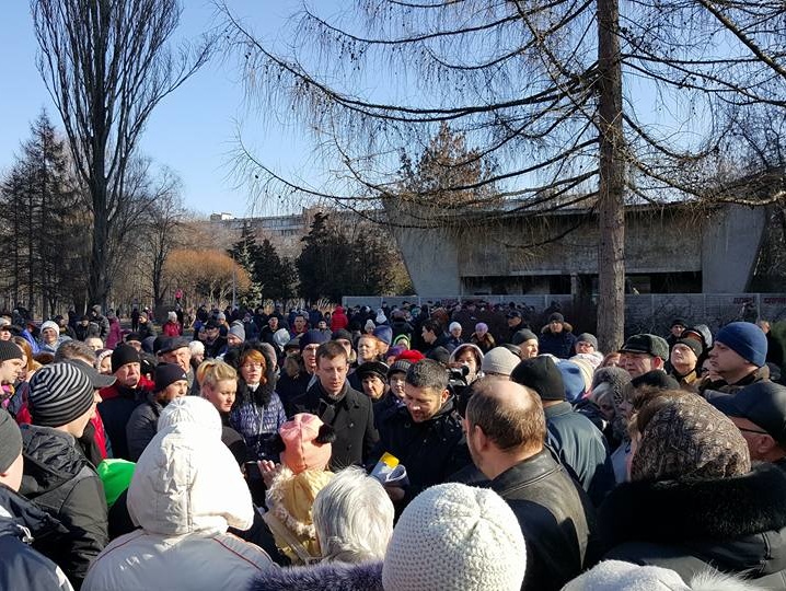 В Киеве около тысячи человек вышли с требованием отменить застройку парка "Юность"