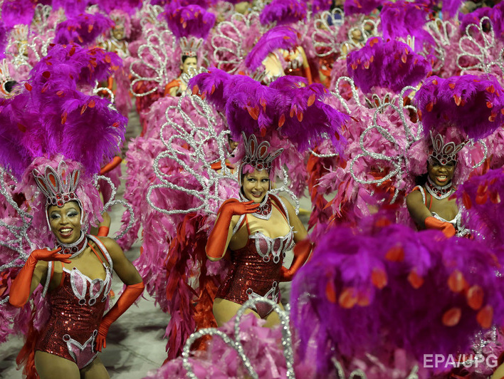 Карнавальный сезон в Бразилии: школы самбы соревнуются в умении танцевать. Видео