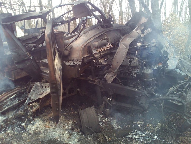 На Донбассе подорвался грузовой автомобиль с украинскими военными, ранены трое