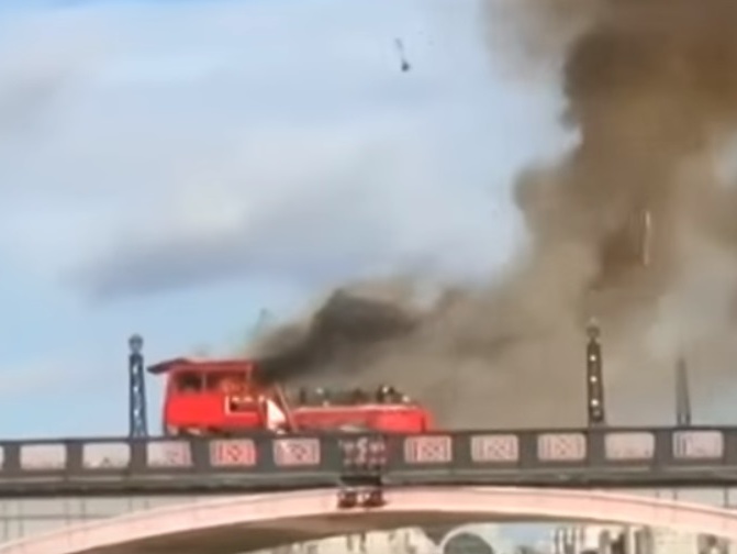Съемки фильма "Иностранец": на мосту в Лондоне взорвали двухэтажный автобус. Видео