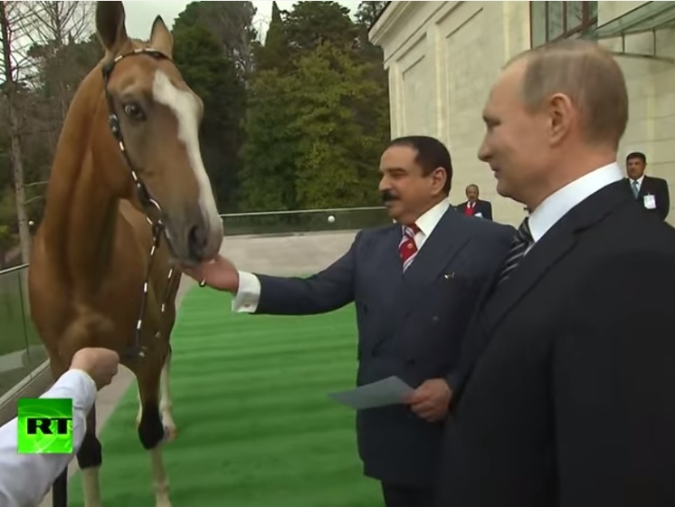Путин подарил королю Бахрейна породистого скакуна, а тот Путину – меч из дамасской стали. Видео