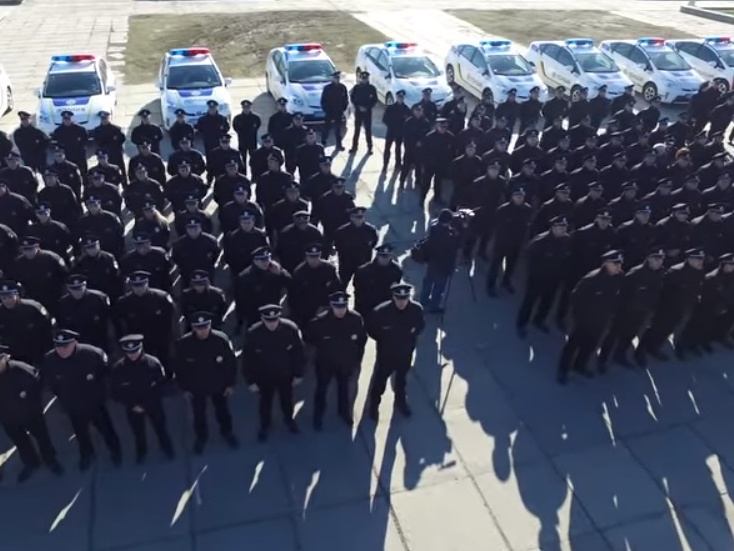 Присяга патрульной полиции в Херсоне с высоты птичьего полета. Видео