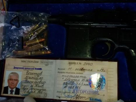 В Киеве при обыске частного дома нашли именной пистолет погибшего экс-депутата Чечетова