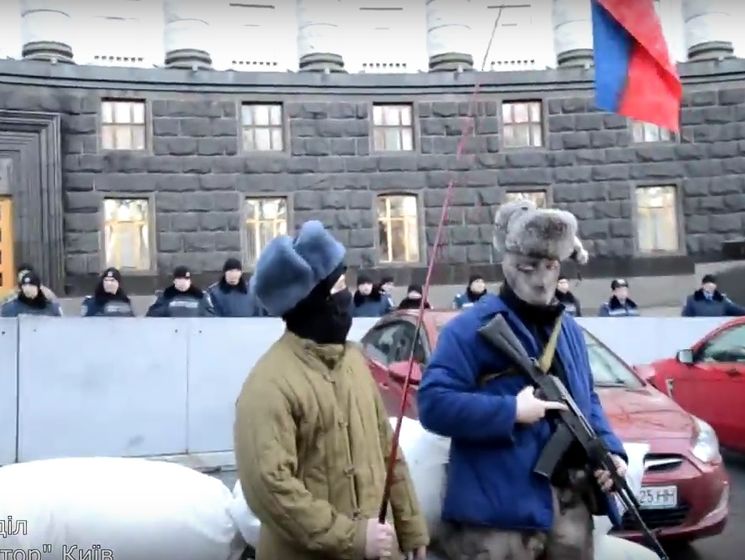 Активисты, требующие запретить российский бизнес, установили под Кабмином "ватный" блокпост. Видео