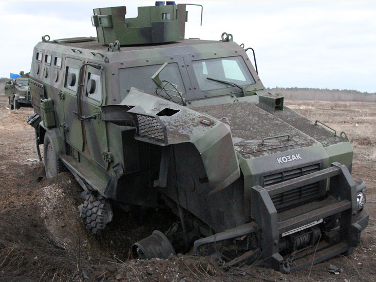На полигоне Нацгвардии в ходе испытаний подорвали новый украинский бронеавтомобиль "Козак"