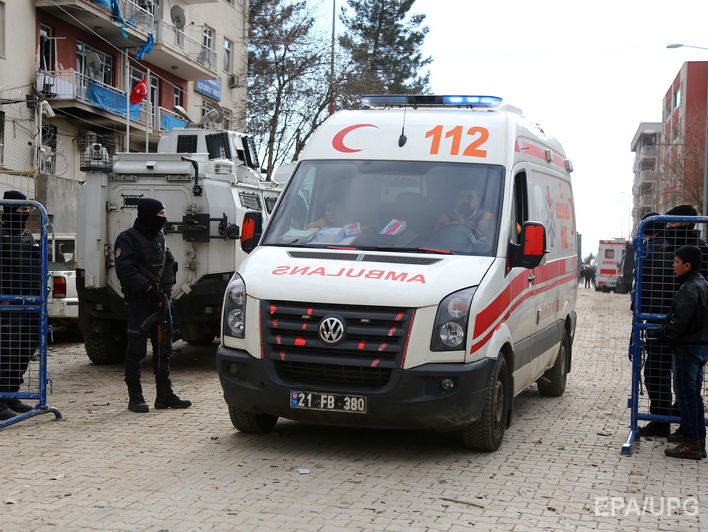 В Турции взорвали автомобиль армейского конвоя, есть погибшие