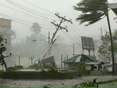 На Фиджи обрушился мощный тропический циклон "Уинстон"
