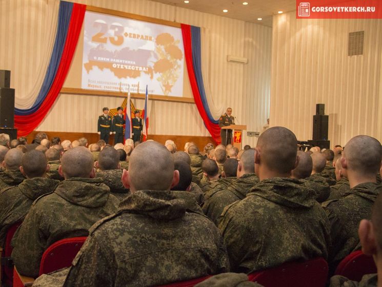 В Керчи отметили День защитника Отечества на фоне карты России без Крыма