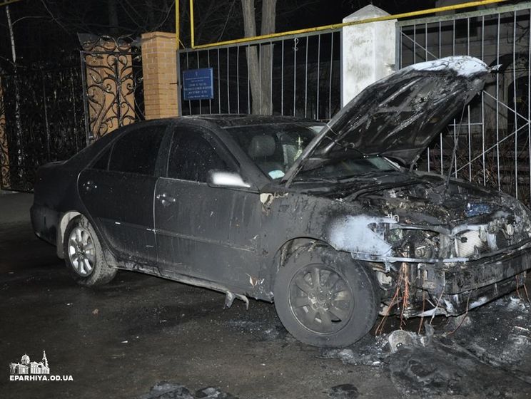 В Одессе облили бензином и подожгли автомобиль священника УПЦ МП