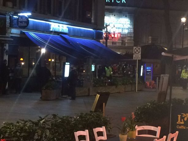 В ресторане на Лейчестер-сквер в Лондоне мужчина захватил заложников