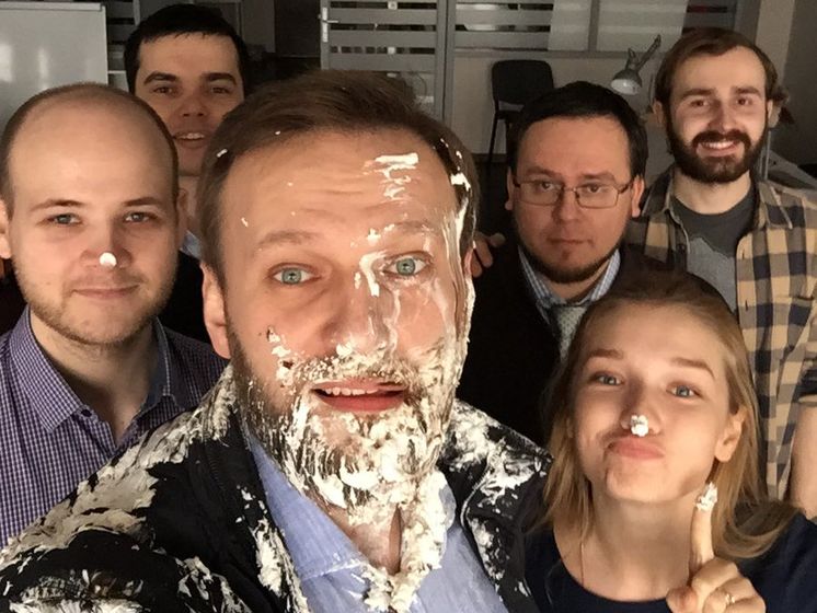 В Москве неизвестные бросили в Навального два торта