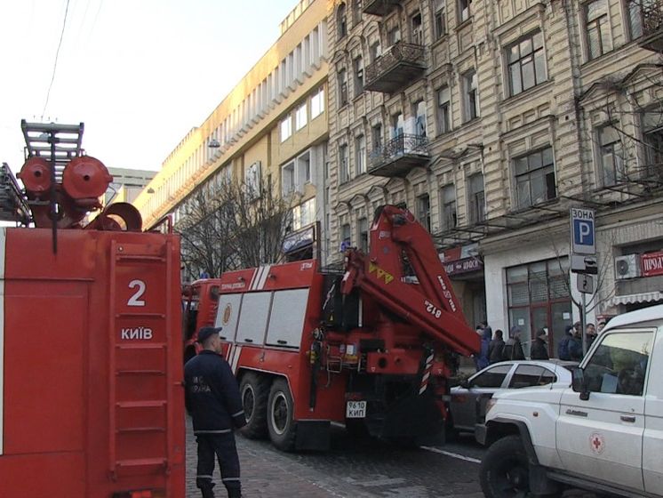 Спасатели продолжают искать под завалами киевского дома еще двух или трех человек 