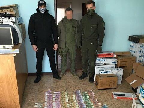 В Мукачево СБУ задержала пограничников с "черной" кассой за контрабанду в размере 27,5 тыс. грн
