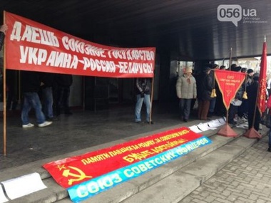  "Россия, мы с тобой!": В Днепропетровске подняли флаг РФ и напали на активистов Евромайдана