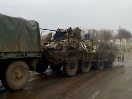 Бойцы морской пехоты ВСУ вывезли из Широкино подбитый год назад БТР-3 полка "Азов"