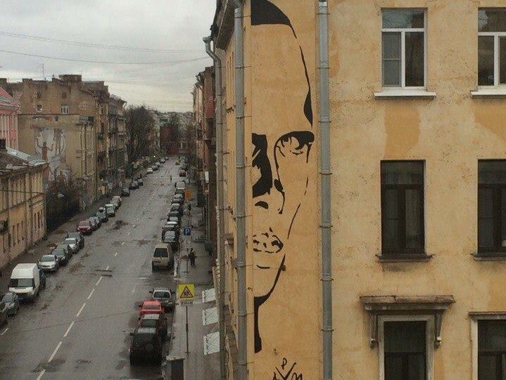 Петербургские чиновники потребовали закрасить граффити с Хармсом на доме, где жил поэт