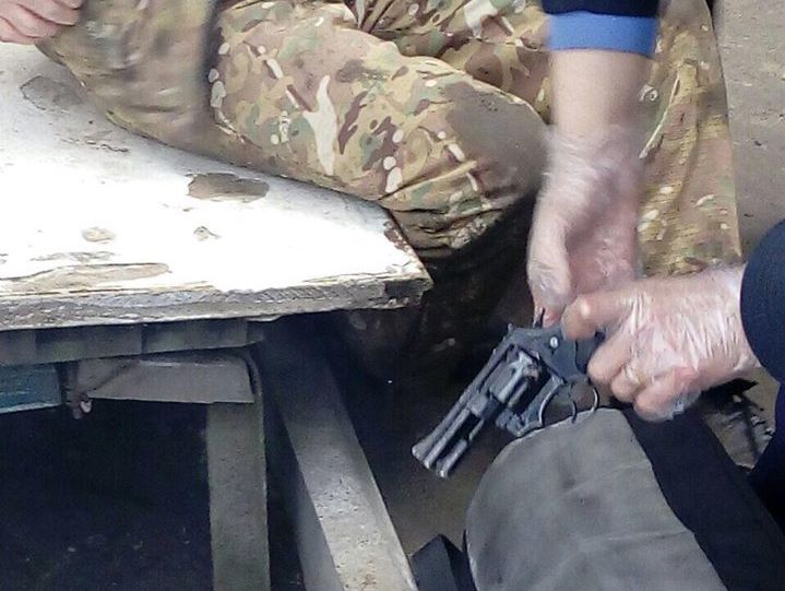 В Харькове мужчина в камуфляже поставил школьников на колени и несколько раз выстрелил в землю