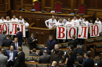 Порошенко вернул в парламент закон "О государственном оборонном заказе"