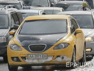 В Крыму автовладельцы выстаивают очереди, чтобы успеть заменить украинские номерные знаки на российские