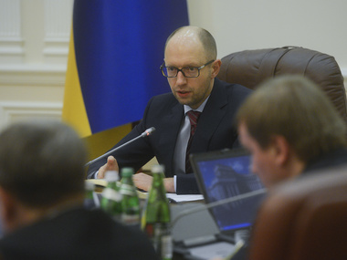 Яценюк: Медведев заверил, что решение о вводе войск в Украину не принималось