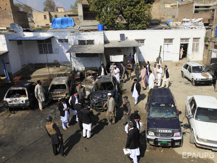 Смертник взорвал себя в здании суда в Пакистане, 16 погибших