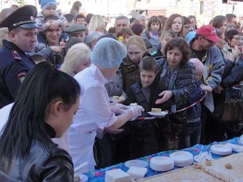 В Симферополе на Масленицу горожане выстраивались в очереди за бесплатным пирогом 