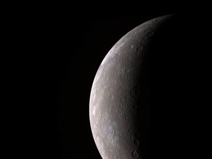 Темный цвет Меркурия объяснили древней корой из графита