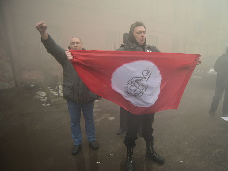 Консульство Украины в Санкт-Петербурге забросали яйцами и файерами под лозунгом "Надежда Савченко, гори в аду"
