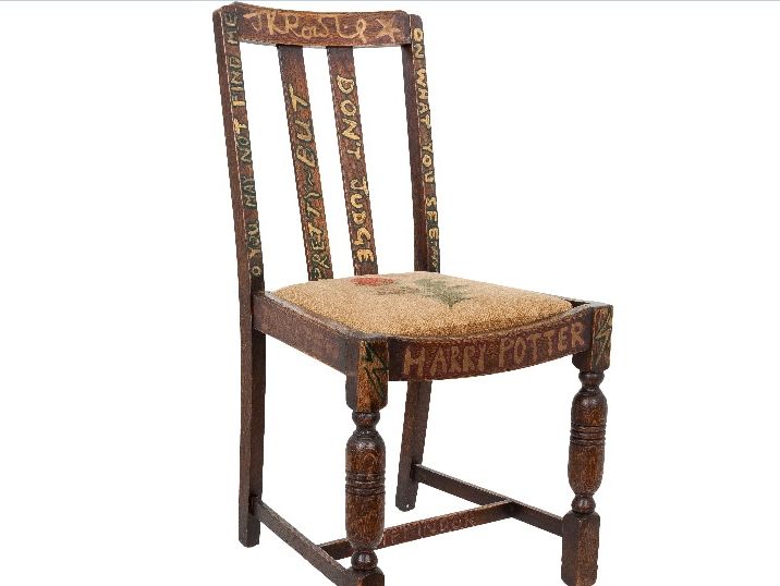 В США выставят на торги стул, на котором Роулинг писала книги о Гарри Поттере