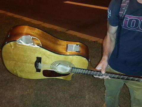 В Израиле уличный музыкант ударил гитарой террориста, наносившего туристам удары ножом &ndash; СМИ