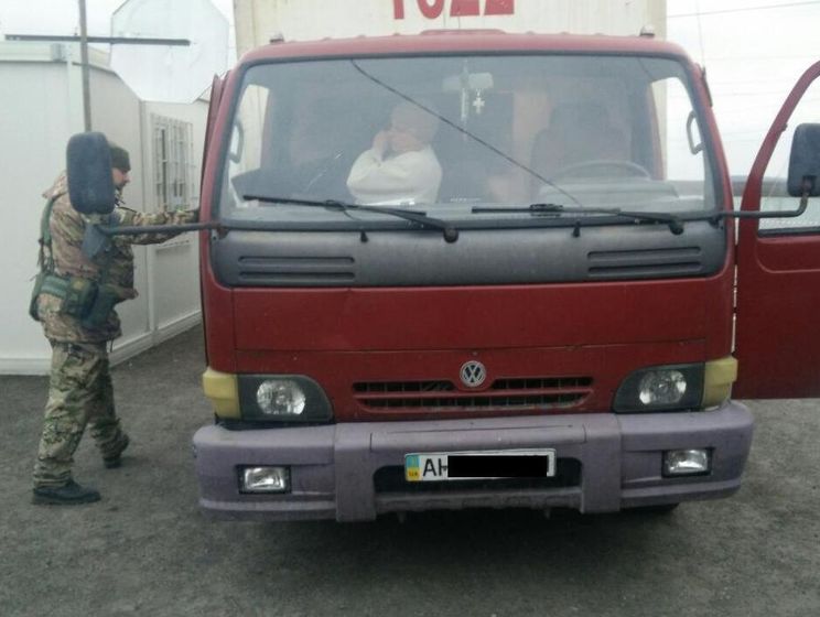 В Марьинке задержали грузовик, который вез из Донецка 10 банкоматов 
