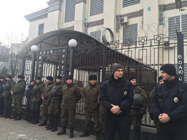 МВД Украины: Насилие по отношению к дипломатам не может быть достойным ответом на произвол Кремля